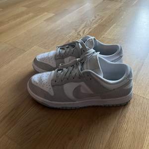 Nästintill oanvända Nike dunk. Gråa, super snygga. Nypris 1500 mitt pris 600+frakt. Köpta i augusti storlek 39 men små i storleken mer som en 38