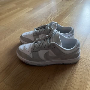 Nike dunk - Nästintill oanvända Nike dunk. Gråa, super snygga. Nypris 1500 mitt pris 600+frakt. Köpta i augusti storlek 39 men små i storleken mer som en 38