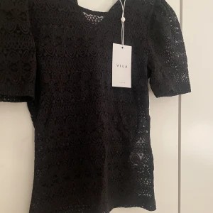 Spetströja - Jätte fin svart spetströja från Vila.  Aldrig använd med lappen kvar därav är den i nyskick! Storlek xs men passar även s Skriv om du undrar något❤️