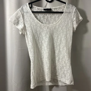 Spets topp från Lindex - Nästan helt ny spetts topp, snygg till fest eller under kortare tröja. Storlek S