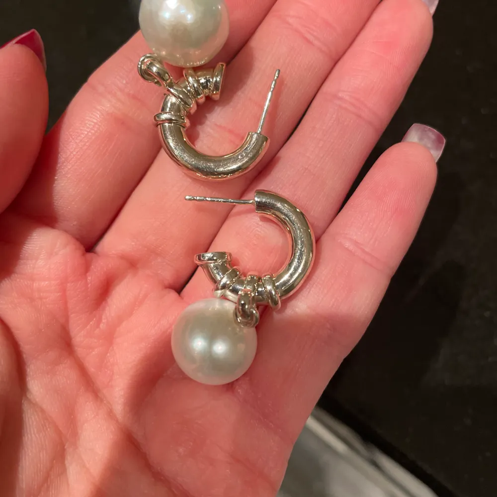 ”Chunky pierced pearl earring” från Maria nilsdotter. Nypriset ligger på 2795 för en, alltså 5590 för båda. Inga skambud tack, vill inte heller byta!!. Accessoarer.