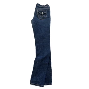 Lågmidjade jeans - Säljer då de e för små så inga bilder på😊 innerbenslängden 73, midjemått rakt över 37 benöppning 15. Köparen står för frakten 69kr använd helst köp nu. Nypris 499.