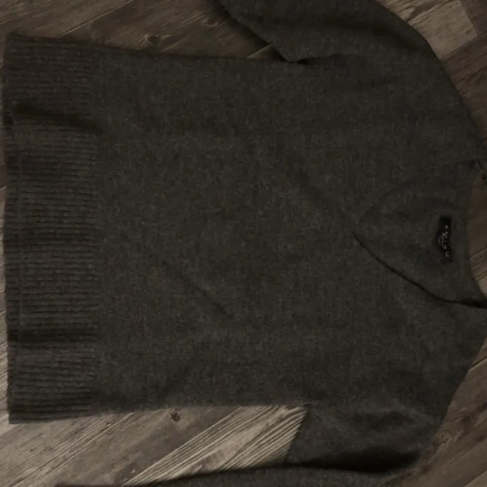 Stickad skön tröja som knappt har använts. Den är mörk grå och har skönt material. Använt Max tre gånger. Ser helt ny ut. Det är storlek xs men även folk som har S kan använda den.🤍. Tröjor & Koftor.