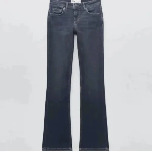 Zara jeans  - Säljer dessa lågmidjade jeansen från zara🤍 Dem är i stl 36, men skulle ändå kunna säga att dom passar 38 då de är stretchiga. Dom är använda max 8 gånger men tyvärr för långa för mig🫶🏼 skulle annars gärna kunna byta mot 34🫶🏼 kom pv för fler bilder