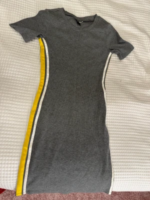 Klänning - En kort klänning från H&M, den är tight och ser väldigt fin ut!