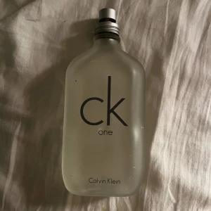 ck one parfym - calvin klein parfym ca 50% kvar 