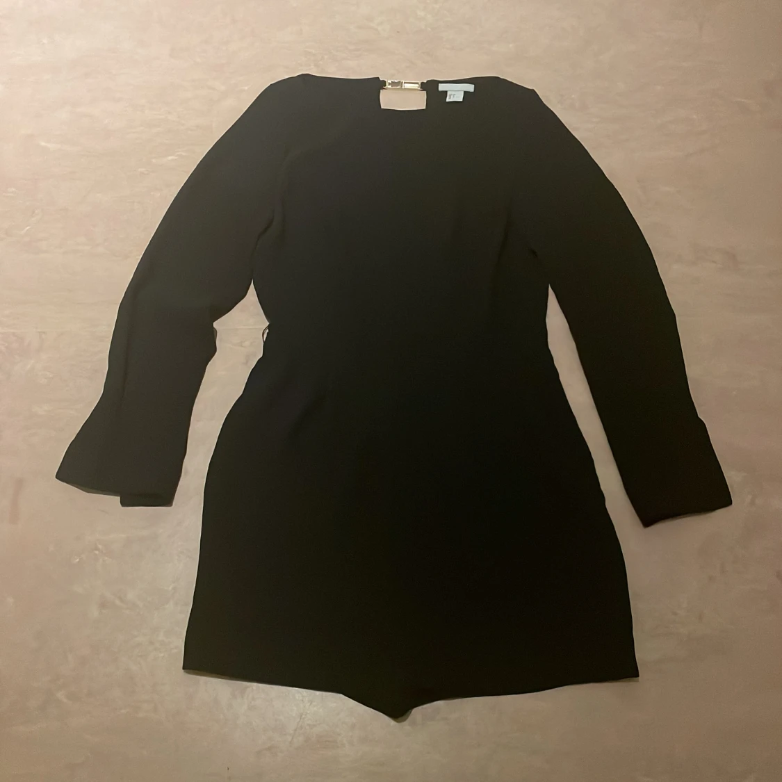 Byxdress med öppen rygg