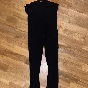 Leggings från bikbok som inte kommit till användning, med små söta volanger i midjan och fötterna 🫶🏼storlek L men passar även M