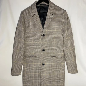 Tung kavaj - Kavaj i tjock bomull med foder i polyester. Längd: 90cm Ärm: 63cm   Skicka DM vid frågor. ☆．。･