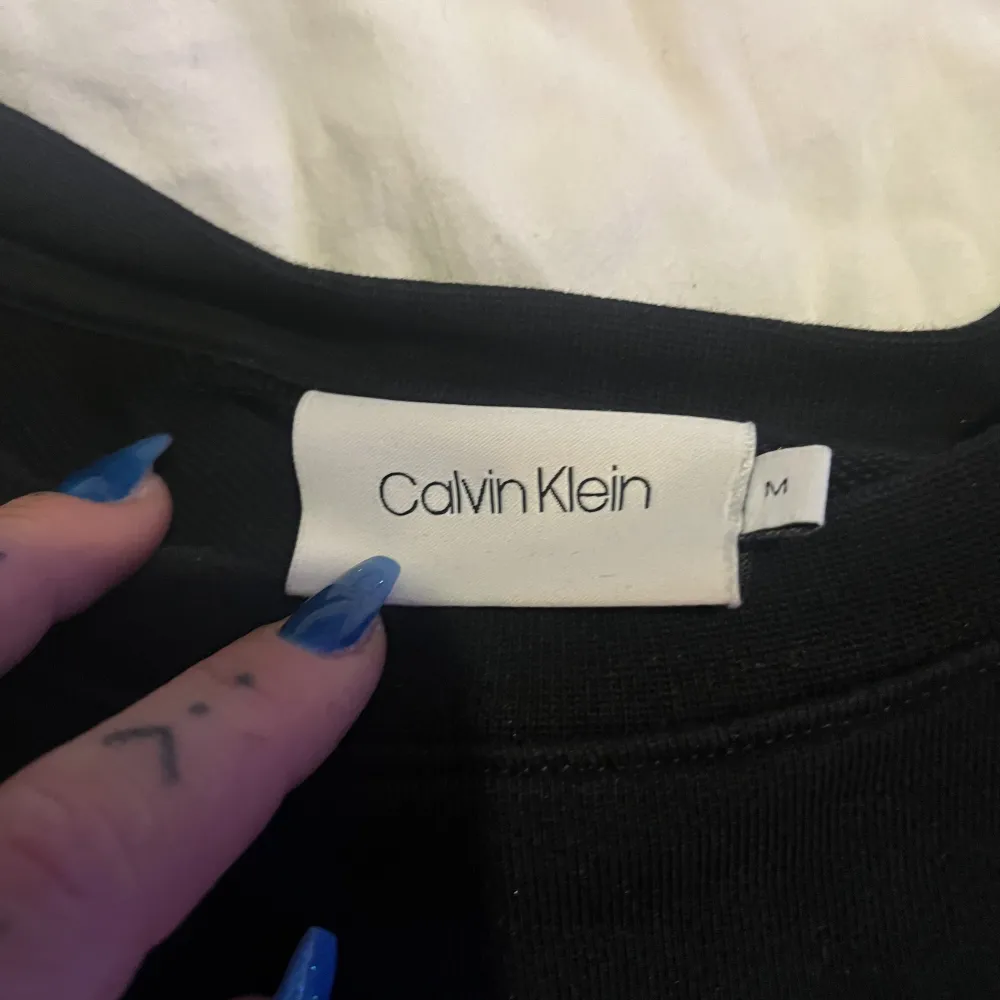 Tröja ifrån Calvin Klein i jättebra skick. Väldigt sparsamt använd, strl m. . Hoodies.