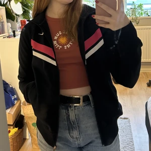 80s nike jacka - Tunn jacka som påminner om 80s-stilen, supersnygg! Storlek M men jag skulle säga att den är mindre, passar mig som har S