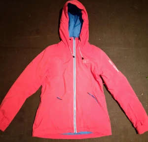 Helly Hansen jacka  - Rosa Helly Hansen winter snowplayjacket. Felfri. Så är så gott som ny. 