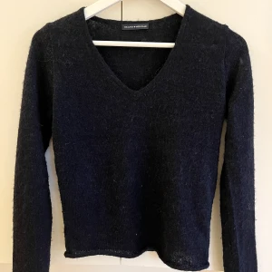 Brandy tröja - Så fin tröja från Brandy Melville, marinblå med ull och mohair blandning. Köpt nyligen, använd 1-2 gånger, har för många stickade🤍