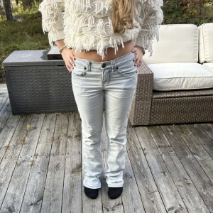 Ljusa jeans! - Säljer dessa as snygga ljus blåa jeans, fast i en storlek mindre än de på bilden, dvs i storlek 38!😇 