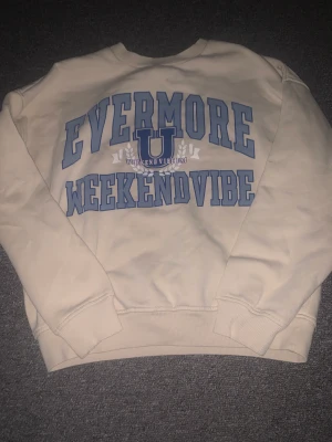 Beige tröja  - Hej jag säljer dena jätte fina collage tröjan,säljer pågrund av att den är för liten och använder aldrig, jag har den använt ganska mycket och skulle säga att den passar när man är 134-150