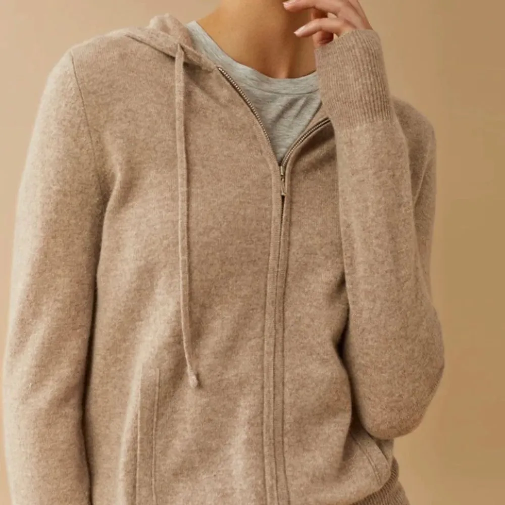 Säljer denna fina soft goat zip hoodie då den inte kommer till användning💕 Jag har använt den fåtal gånger och den har inga defekter. Skriv till mig för fler bilder💕. Tröjor & Koftor.