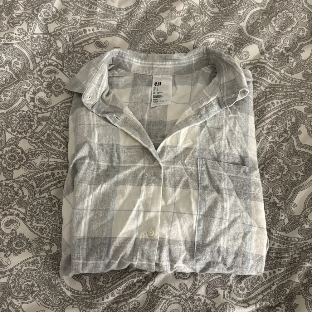 Säljer denna jätte mysiga pyjamas skjortan då den inte kommer till användning längre. Den är i ett jätteskönt linne liknande tyg. Den är använd några få gånger och har inga defekter. Hör gärna av dig vid intresse eller vid frågor. Pris kan diskuteras💘. Skjortor.