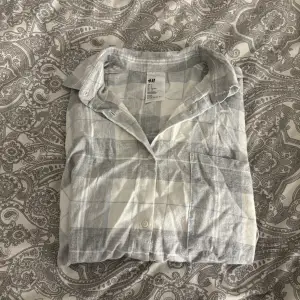 Säljer denna jätte mysiga pyjamas skjortan då den inte kommer till användning längre. Den är i ett jätteskönt linne liknande tyg. Den är använd några få gånger och har inga defekter. Hör gärna av dig vid intresse eller vid frågor. Pris kan diskuteras💘