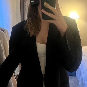 Oversized Kavaj - Svart oversized kavaj som är väl använd men utan skavanker. 