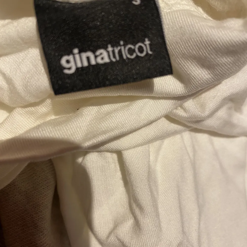 En vit långärmad tuttor neck tröja ifrån Gina Tricot i storlek S. Jätte skönt tyg, använd fåtal gånger 🤍. Skjortor.