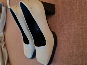 Vagabond klackskor strl 36 - Naturvita skor från Vagabond i läder. Knappt använda. Strl 36