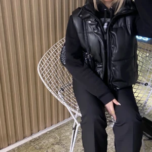 Väst  - Väst från ZARA i L, Litek i storlek, jag bär oftast S i jackor och är 160 lång 