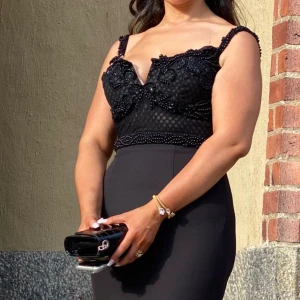 Svart fest klänning  - Denna passar perfekt till bröllop, använd bara en gång. 