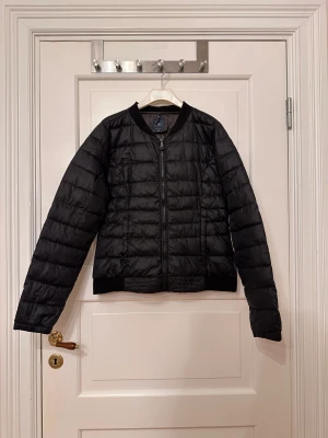 Tunn pufferjacka/ kort täckjacka  - Tunn kort täckjacka från Only i storlek M. Normal i storlek men tajt över bysten på just mig då jag har större byst, sitter bra överallt annars. Fickor på sidan. Stängs med dragkedja, ingen luva. Använd ett fåtal gånger. 