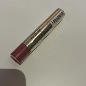 Isadora rött läppstift  - Helt nytt läppstift med plasten från Isadora, röd färg, 70 Baroque Red. Kan skickas med frimärke för 18kr. 