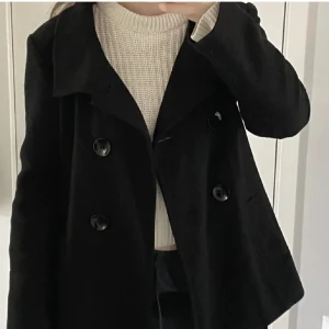 Svart kappa - LÄGGER UT PÅ NYTT PGA OSERIÖS KÖPARE! Säljer min fina ull kappa som är perfekt för både höst och vinter💕🌸(lånad bild)