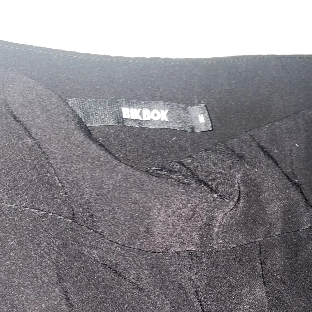 ”Kostymbyxor” fast mjukt material. Högmidjade men jättefina, kommer inte till användning . Jeans & Byxor.