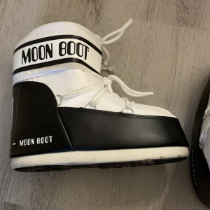 Moonboots - Köpta i vintras och har använts ett fåtal gånger. Skicket är som nytt. Strl 39/41 passar även 38. 