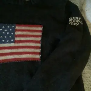 Säljer denna super fina marinblåa gant tröja i st S/170! Säljer eftersom att jag inte använder den längre!❤️