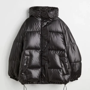 Pufferjacka  - Super snygg dunjacka från H&M som är slutsåld på deras hemsida. Xs/s men väldigt oversized. Jackan är använd en vinter så i mycket fint skick🥰