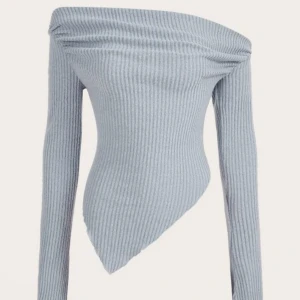 Tröja - Helt ny, fått hem den nyligen och endast provat. Jätte fin men tyvärr satt den inte som jag hade tänkt mig. Ville ha den lite pösig men den sitter rätt så tight strl S