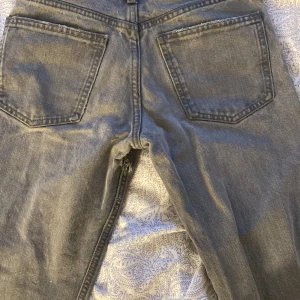 Lågmidjade gråa jeans - Säljer dessa skit snygga Jeans 🌟 de är blir ganska små i midjan då de är nytvättade men de töjer ut sig fort, (bild 2). De finns lite tecken på användning nere vid byxorna och fickorna, annars inget🌟kika gärna in mina andra annonser