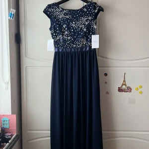 Helt ny klänning  - Oaldrif använt balklänning, S , Maxi 