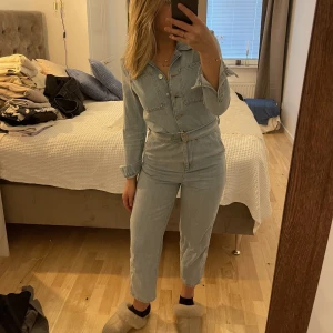 Jeansjumpsuit NA-KD - Så snygg jumpsuit/byxdress i jeans från NA-KD i strl 34 (lite större i storleken så passar 36). Säljer då jag köpt en ny liknande. 😍  Kolla gärna in mina andra annonser, samfraktar gärna 🤝