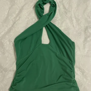 Fin grön topp - Topp från bikbok i fint skick använd en gång!💕