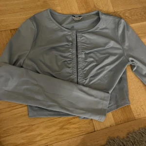 Tröja  - Använd och tvättade en gång 