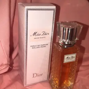 Säljer min oanvända Miss Dior EAU DE TOILETTE parfym. Helt oanvänd🩷