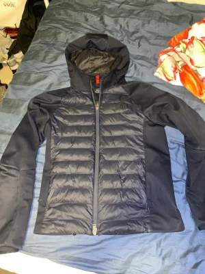 Hybrid/Cardigan Polo jacka  - En riktig fett mörk blå hybrid/cardigan polo Ralph Lauren jacka utan skador eller fläckar. Nypris på denna ligger runt 4100‼️