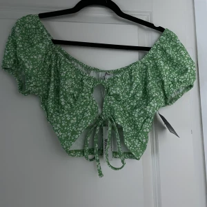 Nelly topp  - Säljer denna fina topp från Nelly som aldrig är använd och prislappen sitter kvar🫶🏼