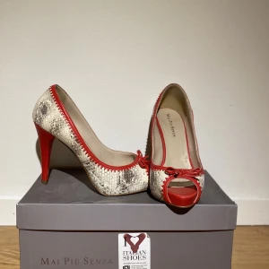 Vintage klackar  - Säljer dessa klackar med ormskinns mönster samt röda detaljer. Fint skick. 