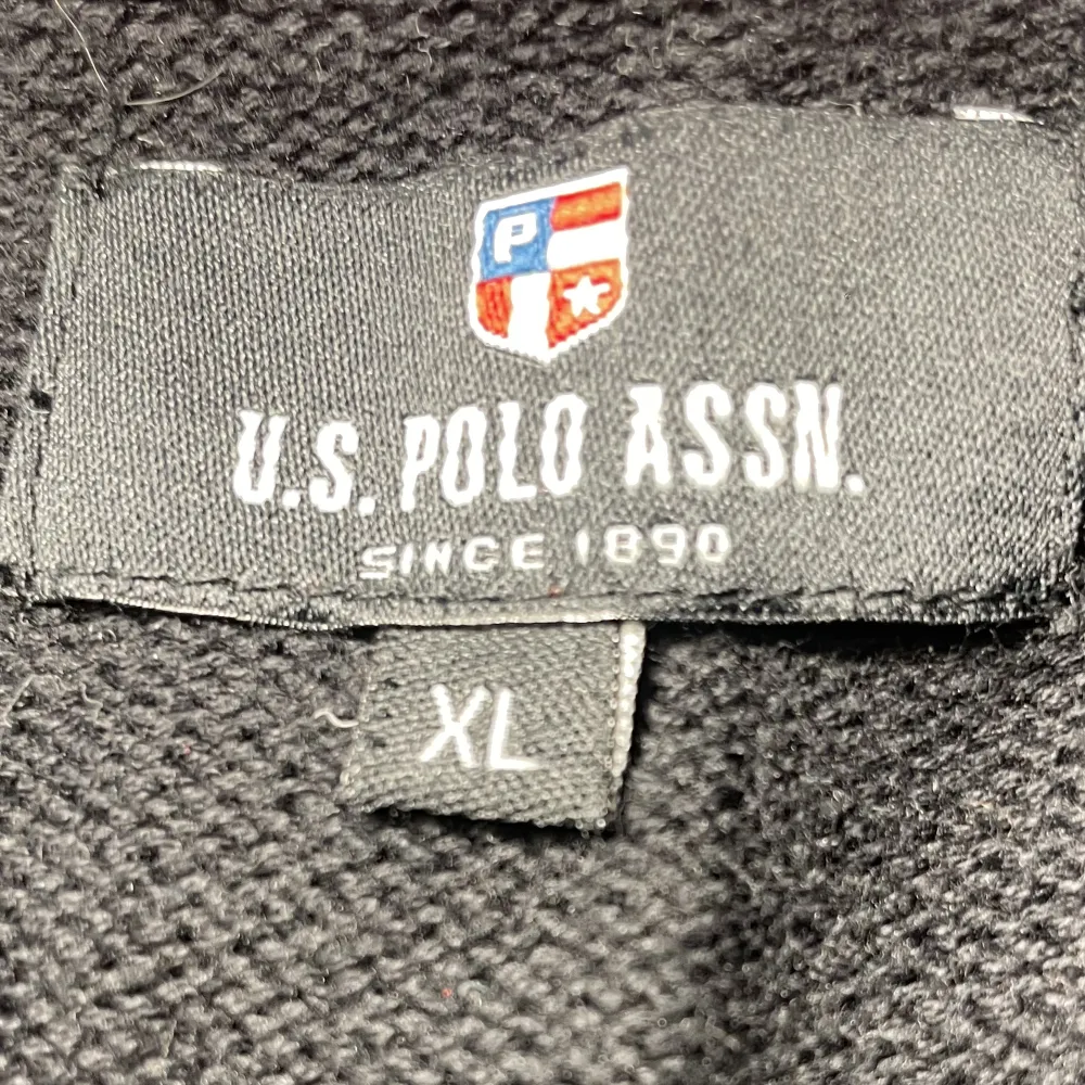 Nu säljer jag min stickade tröja ifrån us polo assn. Den är knappt använd och är i storlek XL men sitter som L. Kontakta vid frågor💕. Tröjor & Koftor.