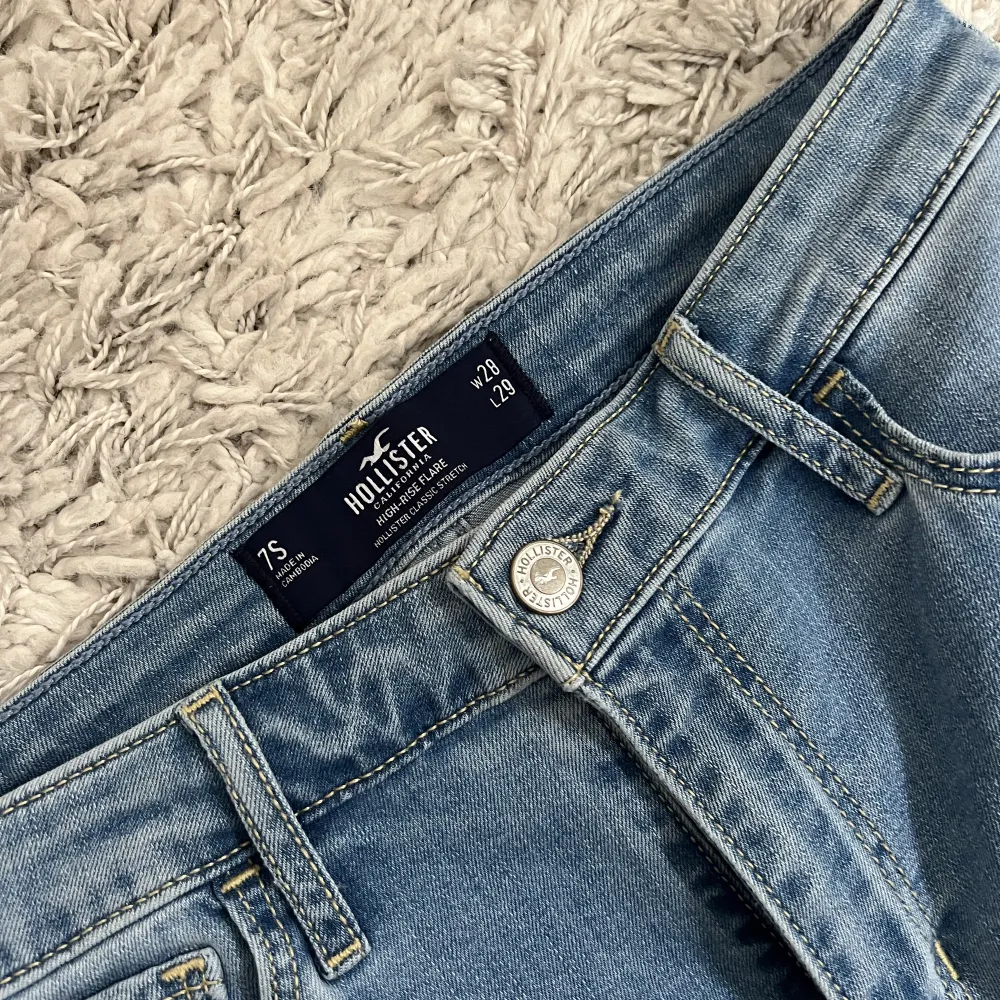 Jeans ifrån hollister som heter ”high rise flare classic stretch”, som nästan aldrig har använts eftersom storleken inte passar mig! Ser helt nya ut. 🥰Passar storlek XS/S. Jeans & Byxor.