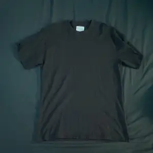 En oanvänd svart Vailent t-shirt i storlek S från carlings, oversize. Tvekar på att den säljs längre. Köpt för 400. Skicka ifall du har några funderingar.