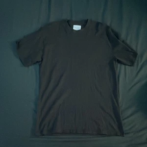 Vailent t-shirt - En oanvänd svart Vailent t-shirt i storlek S från carlings, oversize. Tvekar på att den säljs längre. Köpt för 400. Skicka ifall du har några funderingar.