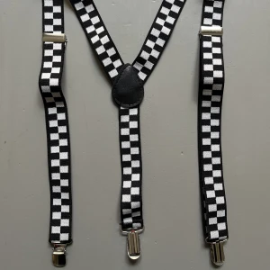 Hängslen - Rutiga, svartvita och tartanfärgade hängslen köpta på Punkt Shop. 20 kr styck. TARTARFÄRGADE SÅLDA! 