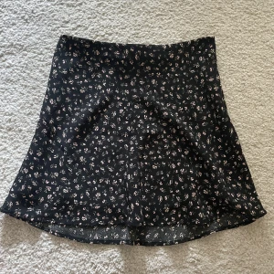 svart kjol med blommor  - söt kjol från h&m som är i nyskick. 